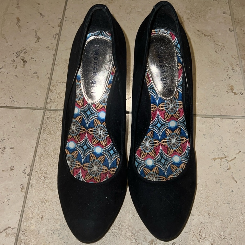 Wedge suede pump